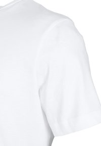 Witte katoenen t-shirt met een ronde halslijn en korte mouwen, met een zachte textuur en een standaard pasvorm, die een gedeeltelijk uitzicht op de schouder toont.