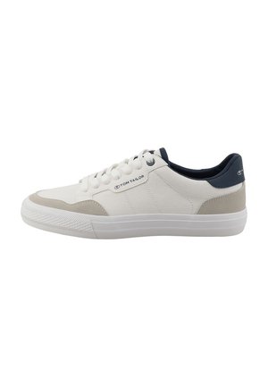 Hvid lavtop-sneakers med beige accenter, navy hælkant, hvide snørebånd og gummisål, med Tom Tailor-logo på siden og bagpå.