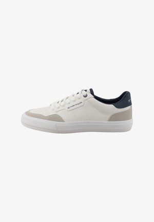 Weißer Sneaker in Low-Top-Form mit beigen Akzenten, navyblauem Fersenbereich, weißen Schnürsenkeln und Gummisohle, mit Tom Tailor-Logo an der Seite und auf der Rückseite.
