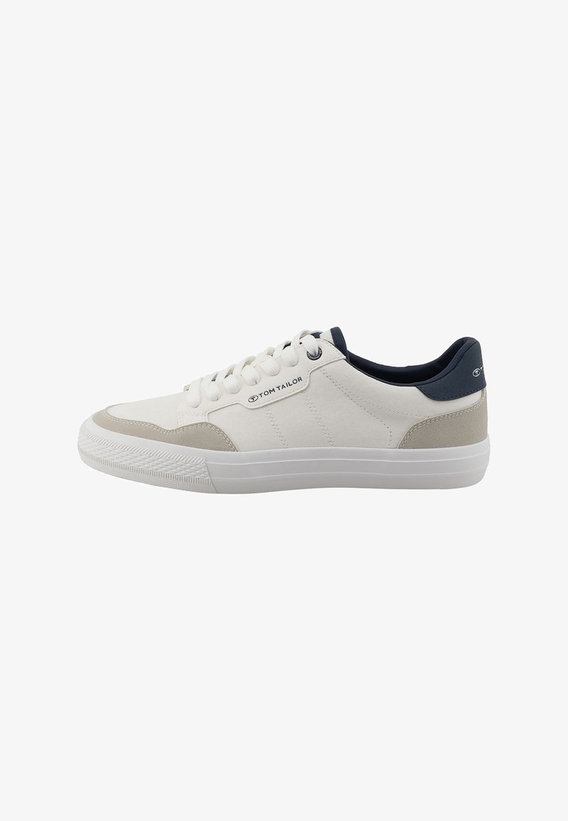 Baskets blanches basses avec accents beiges, col de talon bleu marine, lacets blancs et semelle en caoutchouc, avec le logo Tom Tailor sur le côté et à l'arrière.