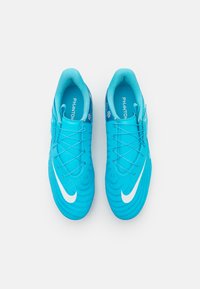 Jasnoniebieskie buty sportowe z teksturowanym cholewką, wyraźnym białym logo Nike i tradycyjnym systemem sznurowania. Z oznaczeniem "Phantom".