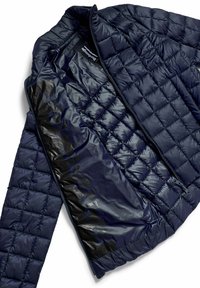 Marine pufferjack met een gequilte patroon, glanzende buitenkant en contrasterende voering. Beschikt over een volledige rits en een lichte glans.
