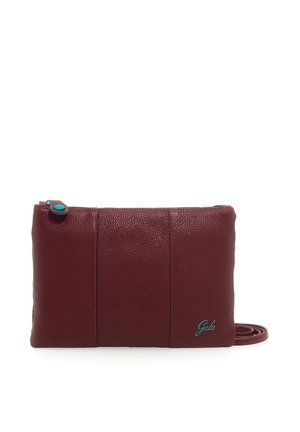 Borsa a tracolla in pelle borgogna con finitura texture, chiusura con zip e un bottone d'accento teal. Presenta un logo sottile vicino al fondo.