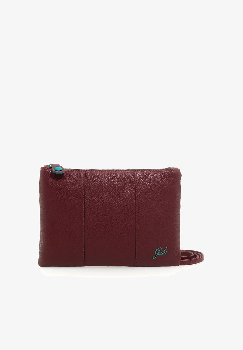 Borsa a tracolla in pelle borgogna con finitura texture, chiusura con zip e un bottone d'accento teal. Presenta un logo sottile vicino al fondo.