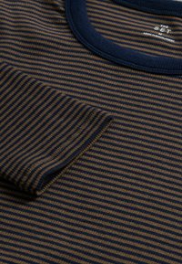 Braun und marineblau gestreiftes T-Shirt mit gerippter Halslinie und umgeschlagenen Ärmeln. Weiches Material mit glatter Textur und gleichmäßigen Nähdetails.