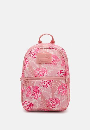 Pinkfarbener Puma-Rucksack mit Blumen- und Blattmustern, einem oberen Griff, einer vorderen Reißverschlusstasche und einem Puma-Logo-Patch über der Tasche.