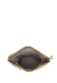 Beżowa torebka z teksturowanym wykończeniem, zamykana na zamek, z miękkim podszewką wewnętrzną. Wnętrze wyposażone w metkę i minimalną liczbę przegródek.