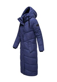Cappotto lungo e imbottito con cappuccio di colore blu scuro con un design trapuntato. Presenta tasche frontali e bordi neri sulle maniche. Tessuto leggero e isolante.