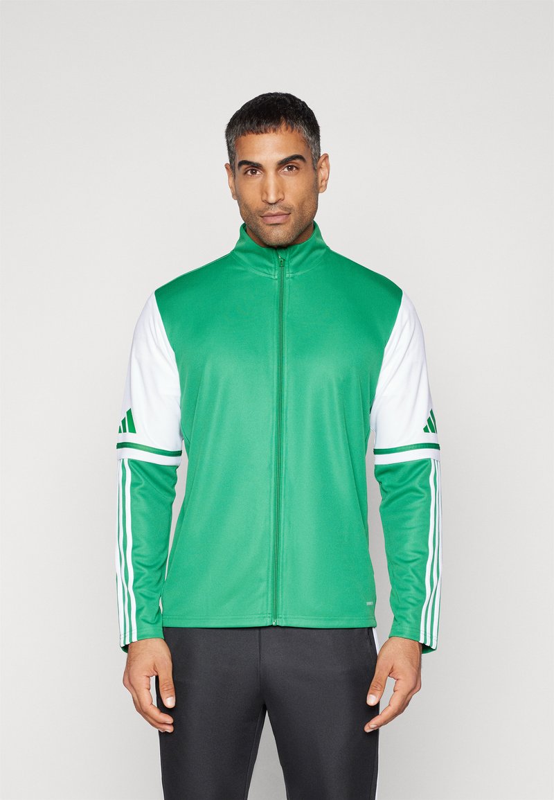 Groene sportjack met een hoge kraag, volledige rits, witte mouwen en iconische drie-strepen accenten op de mouwen.