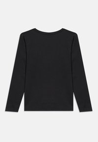 Gładka czarna koszula z długim rękawem leżąca na płasko, ukazująca tył z okrągłym dekoltem na białym tle.