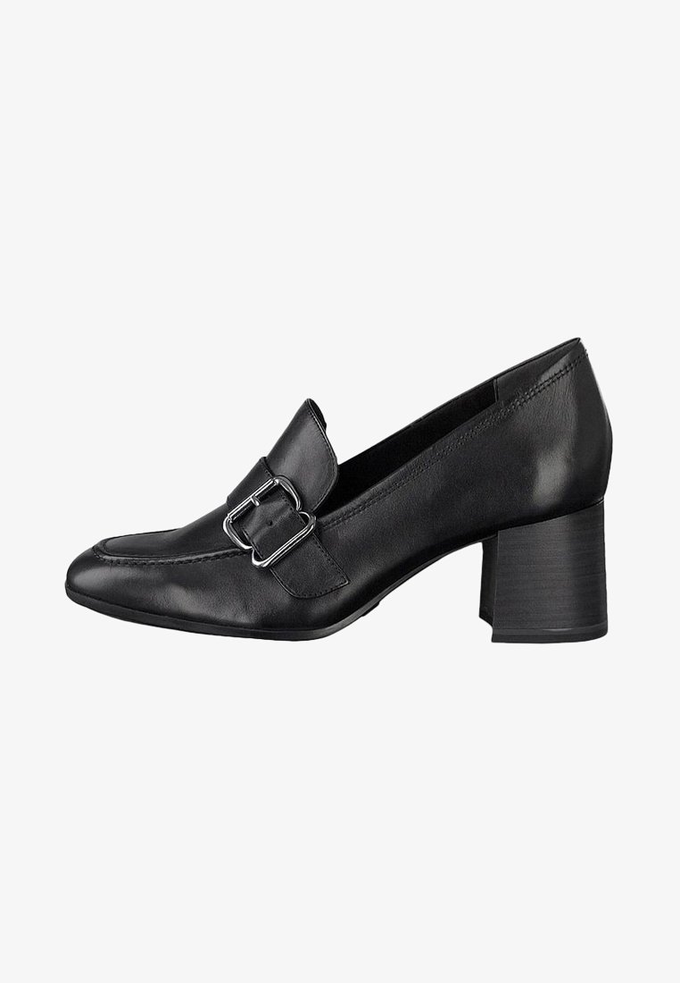 Chaussure à talon en cuir noir avec un bout arrondi, un détail de boucle rectangulaire et un talon épais, présentant une texture lisse et des accents cousus.