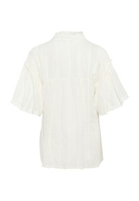 Blusa bianca a maniche corte con una finitura testurizzata, caratterizzata da maniche arricciate e un collo rotondo. Un sottile motivo a righe aggiunge dettaglio.