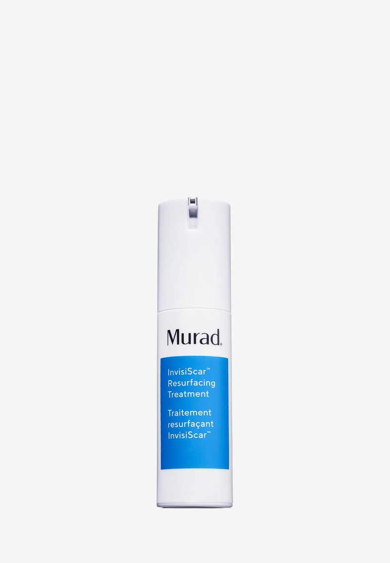 Bouteille cylindrique blanche avec un dispositif de pompe, arborant une étiquette bleue sur laquelle est inscrit "InvisiScar™ Traitement de resurfacement" et "Murad."