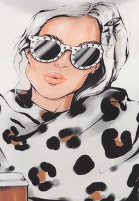 Illustratie van een persoon die een zonnebril met studded montuur draagt, een sjaal met luipaardprint heeft en zacht, golvend haar heeft, terwijl hij een drankje vasthoudt.