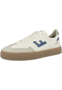 Vita och blå sneakers med en texturerad gummisula. Slät läderöverdel med mockadetaljer och logotyp på sidan.