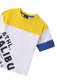 Camiseta de manga corta en amarillo, blanco y azul, con un estampado negro audaz. Fabricada en algodón, con un cuello redondo y mangas en contraste.