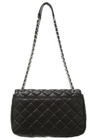 Borsa in pelle nera trapuntata con tracolla a catena, forma rettangolare, texture liscia e cuciture a motivo diamante.