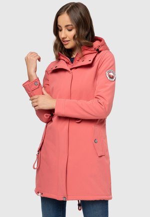 Roze middellange jas met een capuchon, knopen aan de voorkant en een trekkoord in de taille. Bevat zijzakken en een cirkelvormige logo patch op de mouw.