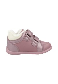 Zapatos sintéticos rosas para niños pequeños con dos tiras de velcro, interior de felpa y un diseño suave y redondeado. Suela de goma sólida para tracción.
