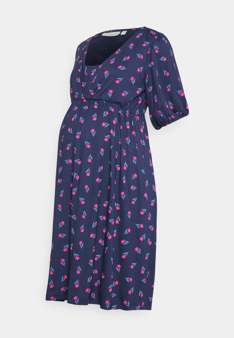 Vestido de maternidade azul-marinho em tecido suave, com mangas curtas bufantes e um padrão floral de tulipas cor-de-rosa e folhas verdes.