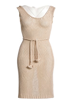 Robe beige sans manches en maille avec un décolleté rond et une ceinture tressée nouée à la taille avec des pompons aux extrémités.