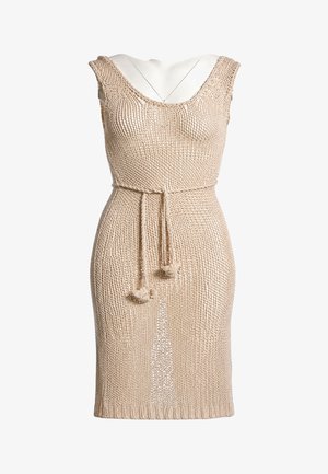Robe beige sans manches en maille avec un décolleté rond et une ceinture tressée nouée à la taille avec des pompons aux extrémités.