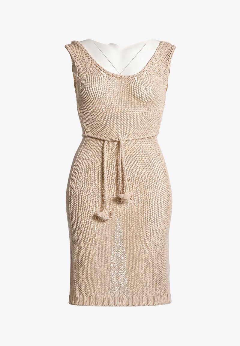 Robe beige sans manches en maille avec un décolleté rond et une ceinture tressée nouée à la taille avec des pompons aux extrémités.
