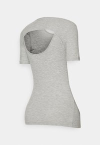 Camiseta cinza canelada com mangas curtas, decote arredondado e detalhes recortados nas costas, feita de um tecido macio e elástico.