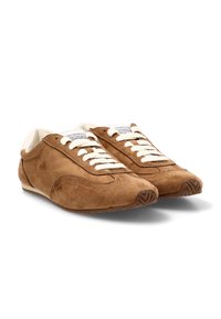 Zapatillas de ante marrón con cordones blancos, que presentan una punta redondeada y suela de goma texturizada. Los detalles laterales incluyen patrones cosidos.