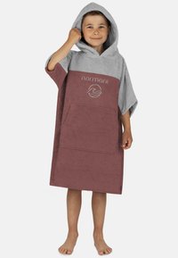 Kapuzentuch-Poncho in Grau und Maroon, mit einer Vordertasche und Logo. Aus weichem, saugfähigem Stoff. Geradliniges Design.