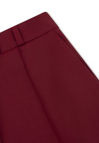 Bordeaux op maat gemaakte broek van een textuurstof, met een platte voorkant en subtiele stiksels. Strak ontwerp zonder versieringen.
