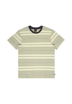 Lichtgroen T-shirt met korte mouwen, voorzien van donkergroene strepen en ingewikkelde geometrische patronen. Heeft een donkere, ronde halslijn. Zachte stoftextuur.