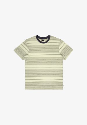 Lichtgroen T-shirt met korte mouwen, voorzien van donkergroene strepen en ingewikkelde geometrische patronen. Heeft een donkere, ronde halslijn. Zachte stoftextuur.