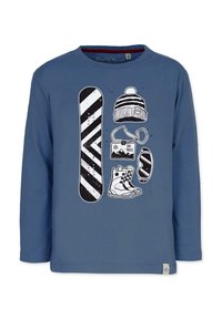 Blaues Langarmshirt mit grafischem Design eines Snowboards, Stiefeln, Mütze, Skipass und Ski-Goggles in schwarz-weißen Illustrationen.