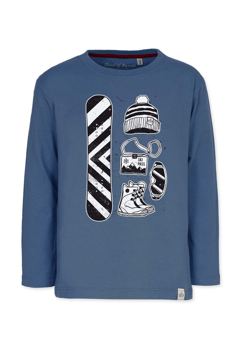 Blaues Langarmshirt mit grafischem Design eines Snowboards, Stiefeln, Mütze, Skipass und Ski-Goggles in schwarz-weißen Illustrationen.