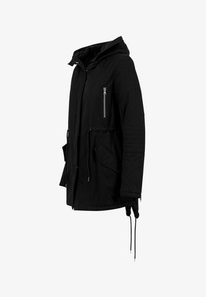 Svart parkasjakke med hette, glidelåslomme, snøring i midjen og quiltede skulderdetaljer. Laget av slitesterkt stoff med glatt tekstur.