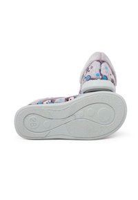 Pantofole in tessuto grigio con dettagli blu, design a motivo, punta arrotondata e suola in gomma bianca testurizzata. Taglia 28 segnata sulla suola.