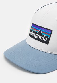 Patagonia P-6 LOGO TRUCKER HAT UNISEX - Boné - white/light plume grey