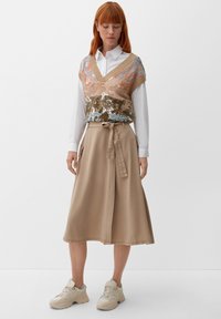 s.Oliver MIT HIGH-RISE-BUND - Jupe en jean - sandfarben