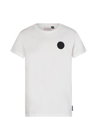 Maglietta bianca in cotone con scollatura tonda, maniche corte e un'etichetta circolare nera sul lato sinistro del petto. Etichetta visibile all'interno del colletto.