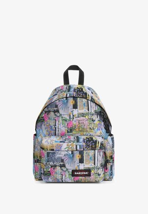 Rucksack aus strapazierfähigem Stoff, mit einem bunten Collagenmuster aus floralen und geometrischen Designs, einer Fronttasche und einem Tragegriff oben.