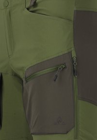 Gröna utomhusbyxor med en blandning av texturerade och släta tyger, dragkedjefickor och kontrasterande olivfärger. Hållbar och praktisk design.