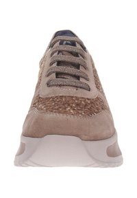 Sneaker marrone con una combinazione di suede liscio e tessuto testurizzato, sei asole per i lacci e una suola imbottita con un leggero tacco.