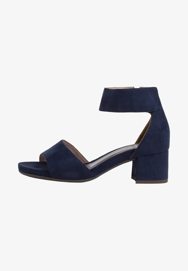 Sandales à talons en daim bleu marine avec une bride de cheville, design à bout ouvert et talon bloc. Texture lisse avec une semelle intérieure rembourrée.