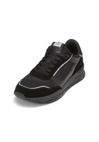 Sneaker sportivo nero realizzato in materiali a rete e suede, con punta rotonda, colletto imbottito e accenti riflettenti lungo il lato.