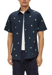 Marineblauw overhemd met korte mouwen met groene geborduurde bladeren, knoopsluiting aan de voorkant en lichtgewicht katoenen stof. Draag het over een wit shirt.