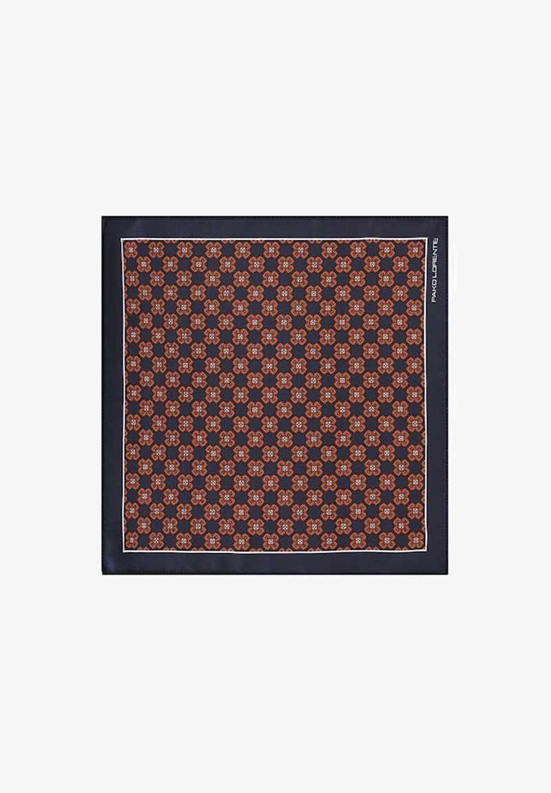 Jedwabny szal z kwiatowym wzorem w odcieniach pomarańczowym i niebieskim na ciemnoniebieskim tle, otoczony wąskim białym brzegiem.