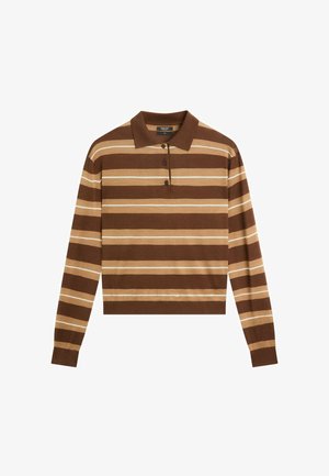 Langärmeliger Polopullover mit braunen, beigen und cremefarbenen horizontalen Streifen und drei Knöpfen am Kragen, flach auf weißem Hintergrund gelegt.
