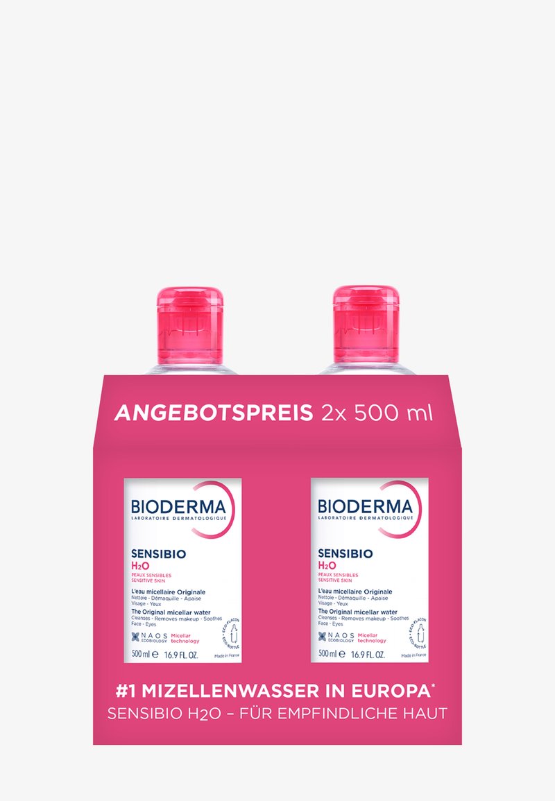 Twee flessen van 500 ml Bioderma Sensibio H2O micellair water voor de gevoelige huid in roze verpakking met promotietekst in het Duits.
