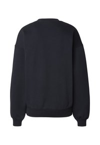 Sort fleece-sweatshirt med rund halsudskæring, sænkede skuldre og ribbede manchetter. Blød tekstur, afslappet pasform, ingen synlige mønstre eller detaljer.
